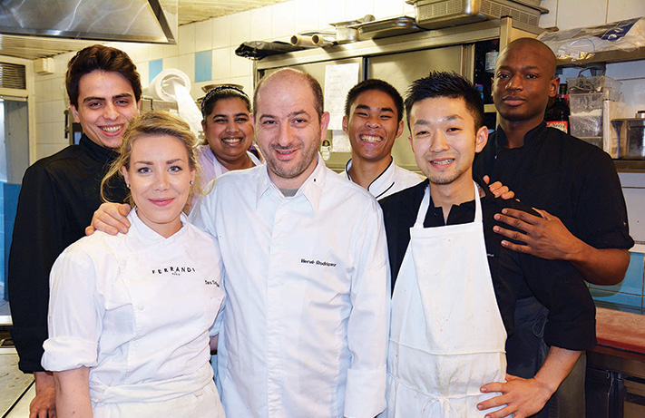 La cuisine insaisissable d’un magicien proche de son hôte