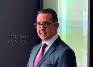 Andrew Kirkby – Casadelmar** à Porto-Vecchio (2A) : Service with a smile
