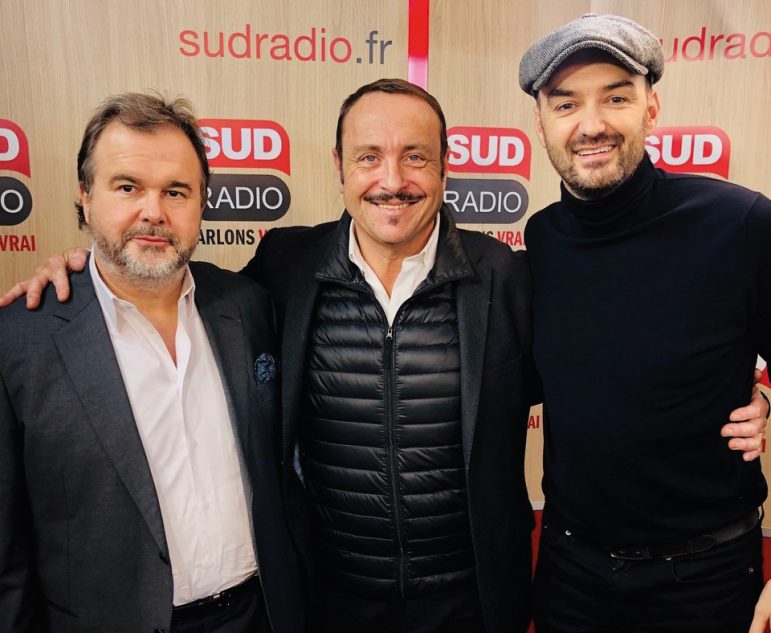 Vincent Ferniot, l'animateur de « Place du marché » sur Sud Radio, en compagnie de Pierre Hermé et Cyril Lignac. DR