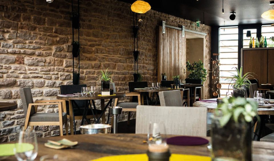 Les pierres de la salle de restaurant Aux Terrasses à Tournus retiennent la chaleur ©M. Cellard