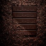 Valrhona lance Oqo, une couverture de fèves de cacao entières