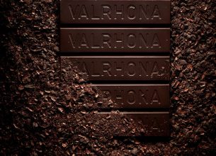 Valrhona lance Oqo, une couverture de fèves de cacao entières