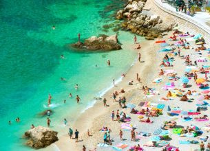 Retour des visiteurs étrangers et mutations de la consommation : le 1er bilan de la saison touristique estivale