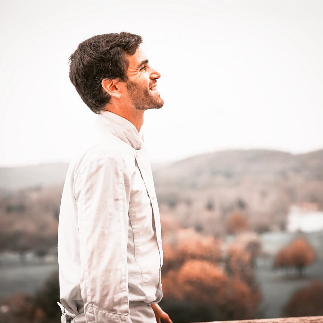 Adrien Soro au piano de M, table gastronomique du domaine de Rochebois