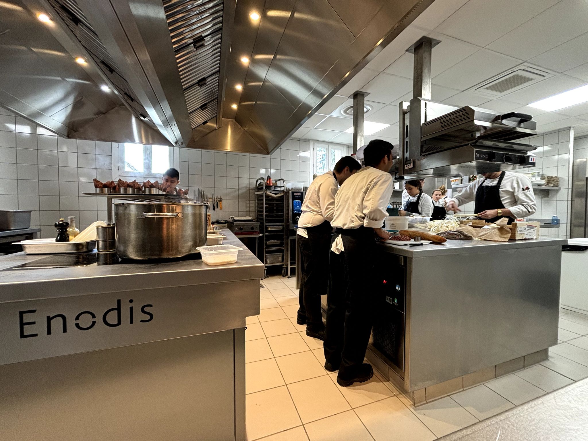 Une cuisine flambant neuve au restaurant Clos du Cèdre* à Beaune