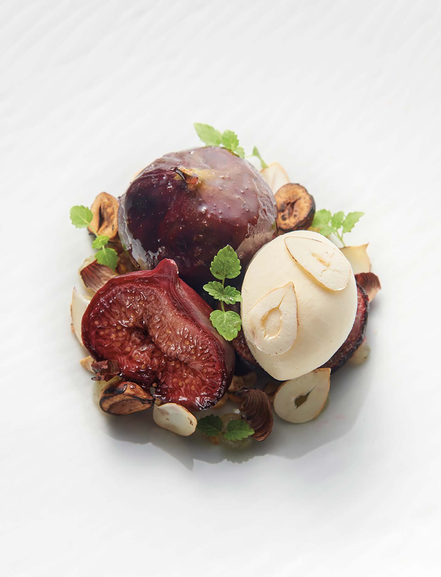 Figue de Solliès rôtie, glace au Banon, croustillant aux noisettes fraîches (Le Royal*)