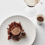 Chocolat ‘Intuition’ en soufflé, cacahuète caramélisée et sorbet cacao (Le Royal*)