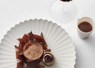 Chocolat ‘Intuition’ en soufflé, cacahuète caramélisée et sorbet cacao (Le Royal*)