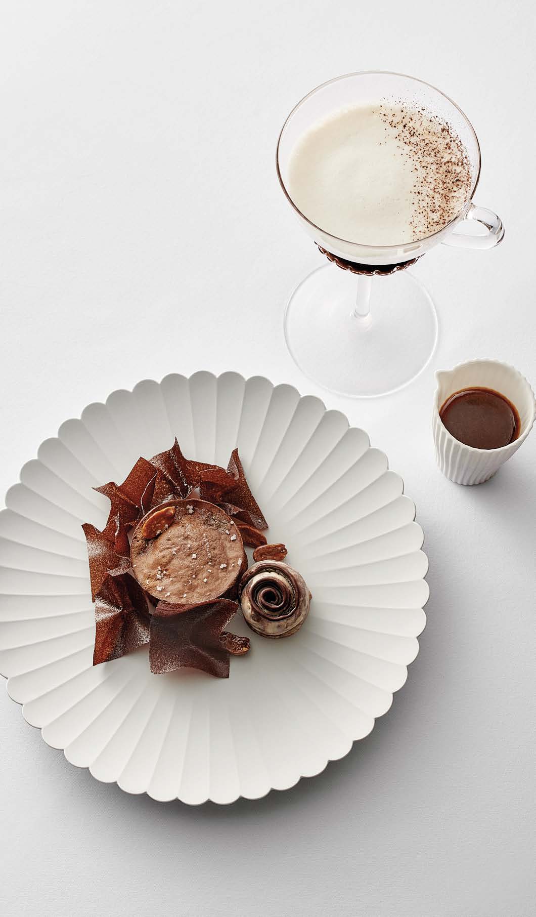 Chocolat ‘Intuition’ en soufflé, cacahuète caramélisée et sorbet cacao (Le Royal*)