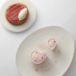Rhubarbe pochée et parfumée au thé vert, meringue et granité (Le Royal*)