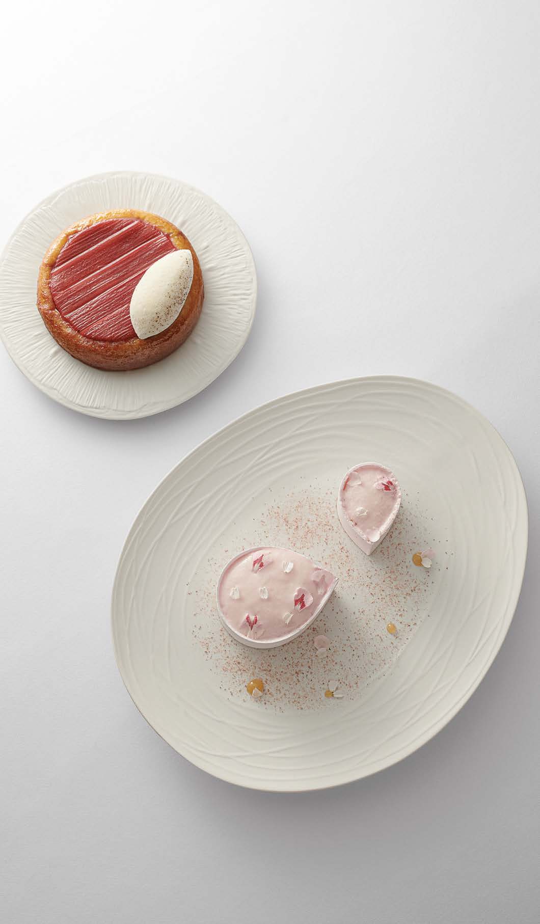 Rhubarbe pochée et parfumée au thé vert, meringue et granité (Le Royal*)
