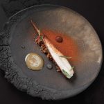 Le rouget de roche moelleux, condiment poivron rouge estragon, suc d’arêtes au lait de thym grillé