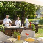 À Versailles, la terrasse du Trianon Palace adopte l’esprit street food