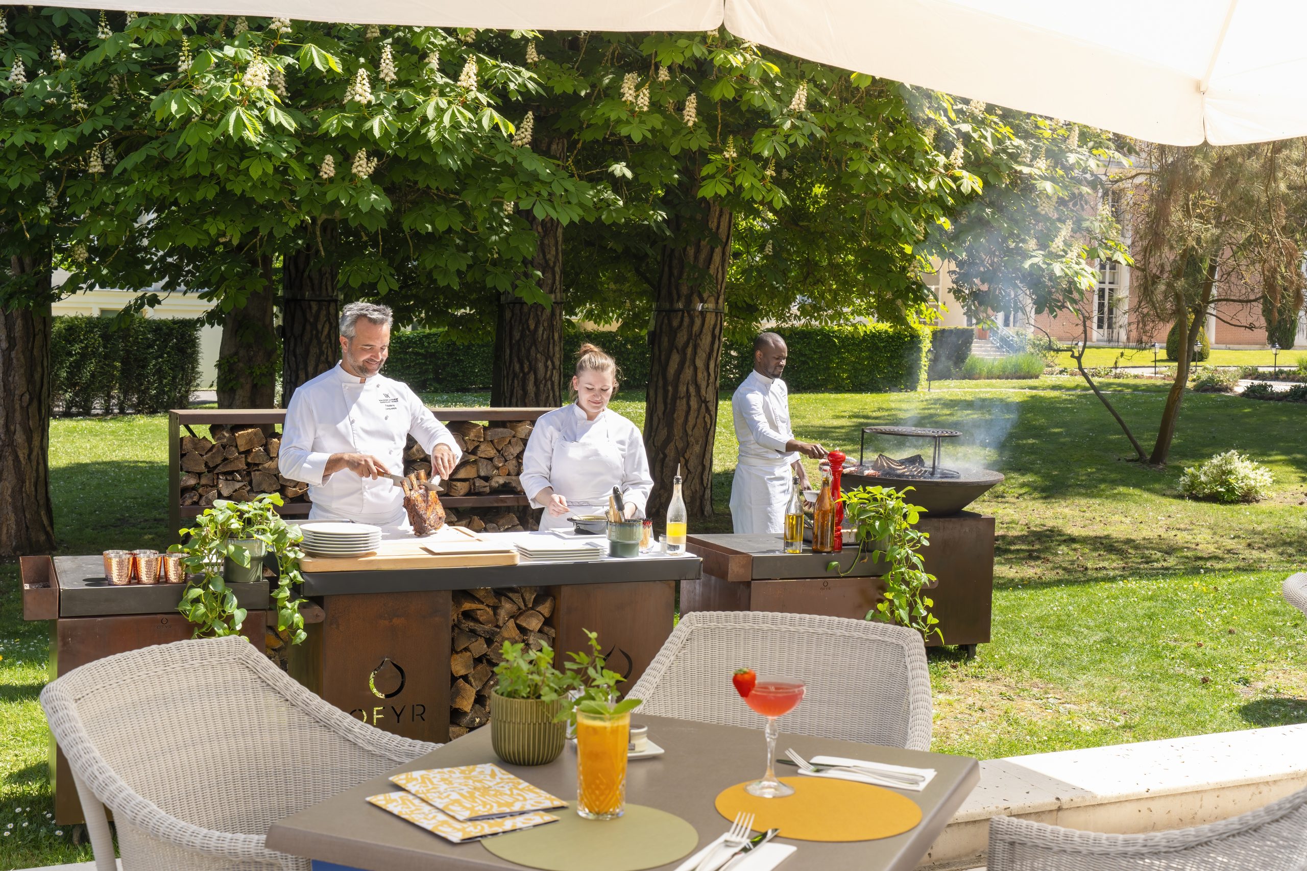 À Versailles, la terrasse du Trianon Palace adopte l’esprit street food