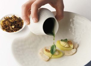 Brème en escabèche, pomme pompadour, moutarde d’Orléans au vadouvan, oseille du jardin