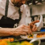 Le chef Martin Simolka signe une nouvelle carte marine au Rivages