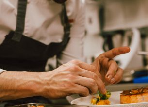 Le chef Martin Simolka signe une nouvelle carte marine au Rivages