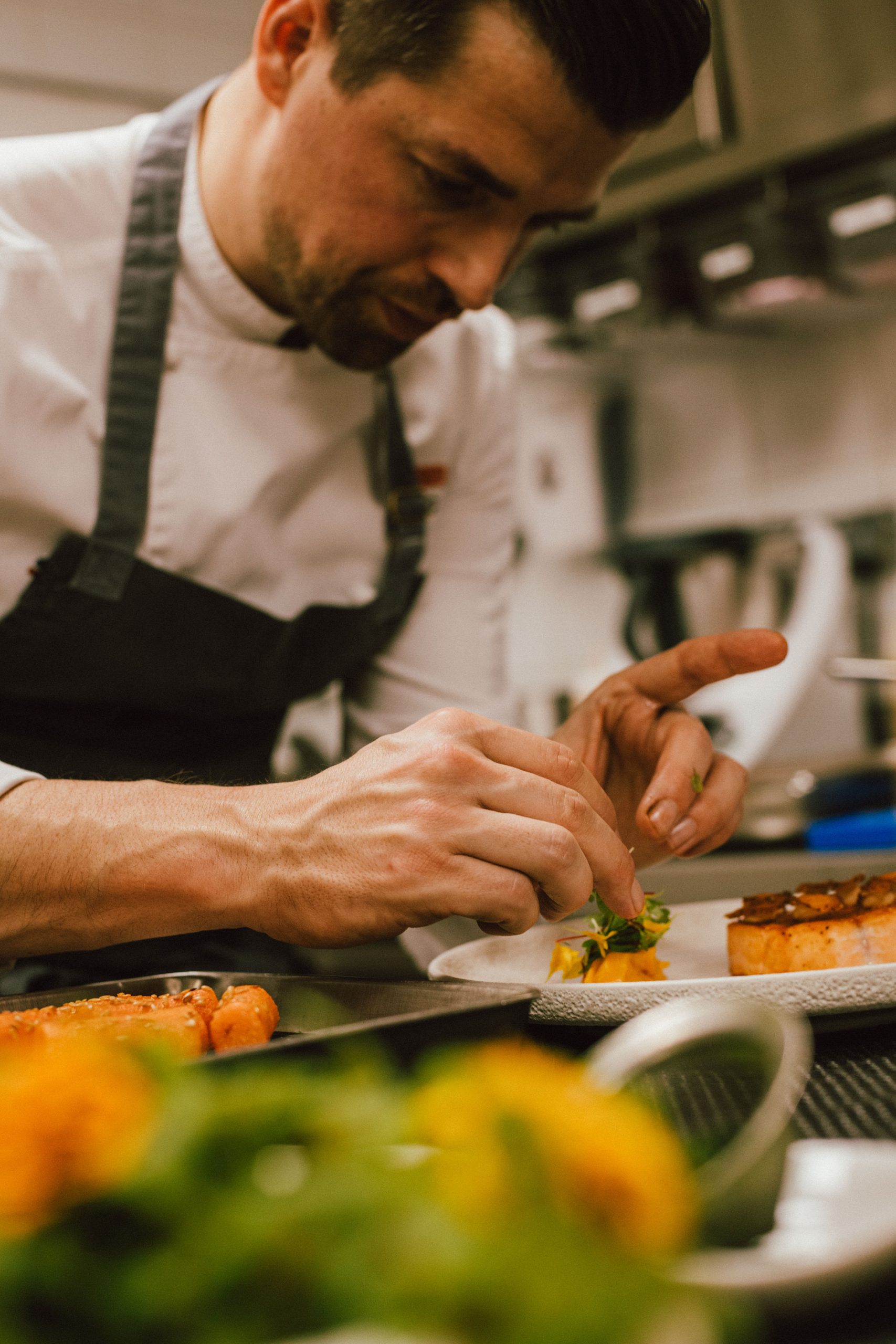 Le chef Martin Simolka signe une nouvelle carte marine au Rivages