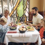 Les enfants à la table des grands chefs