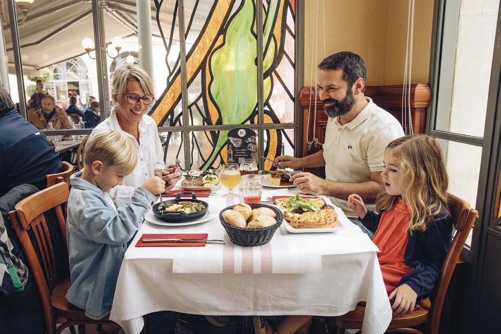 Les enfants à la table des grands chefs
