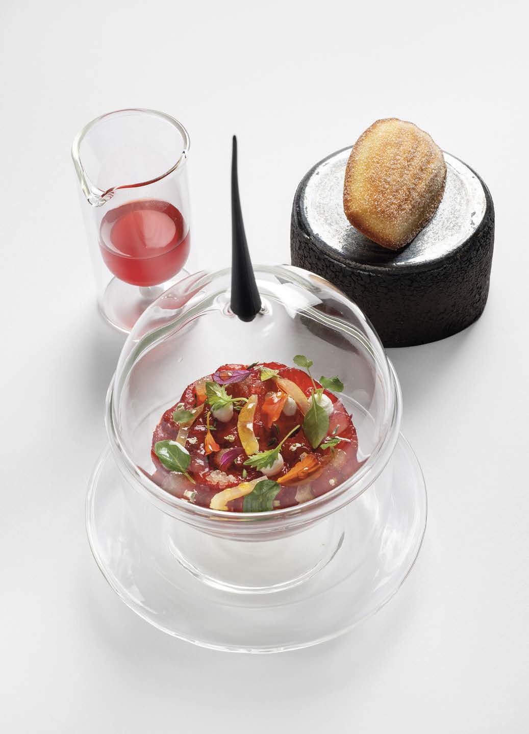 Blanc-manger au lait de chèvre, émincé de fraises acidulées et madeleine à l’huile d’olive