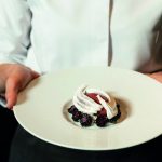 Vacherin, mûres sauvages et reine-des-prés